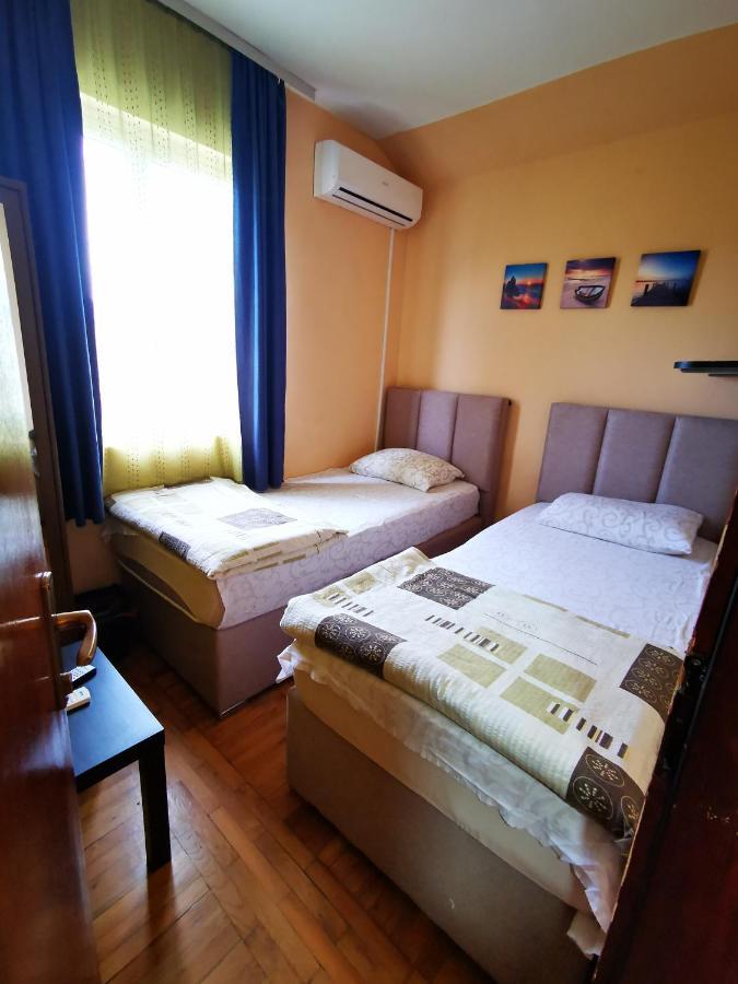 Explorer Podgorica Bagian luar foto